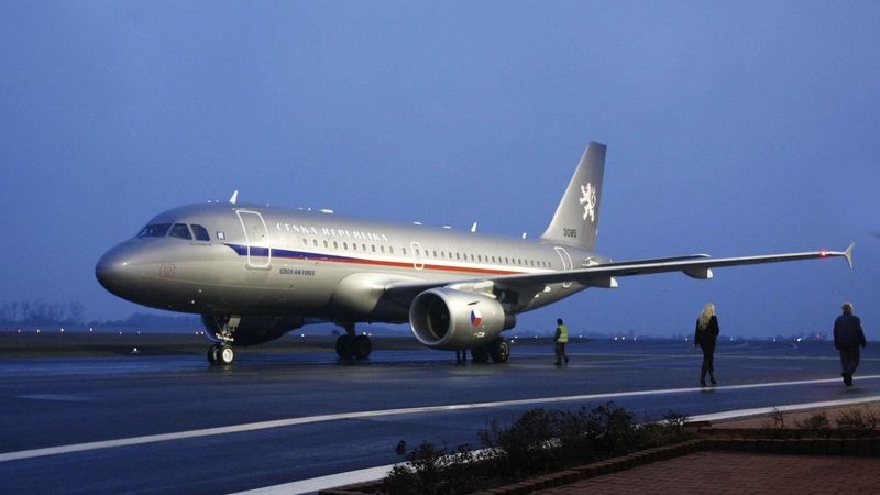 Pro vyhoštěné české diplomaty už letí do Moskvy vládní speciál